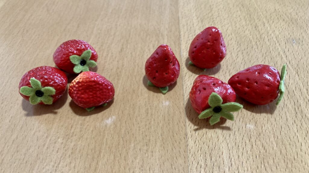 ままごとケーキ - 手作りの紙粘土製苺