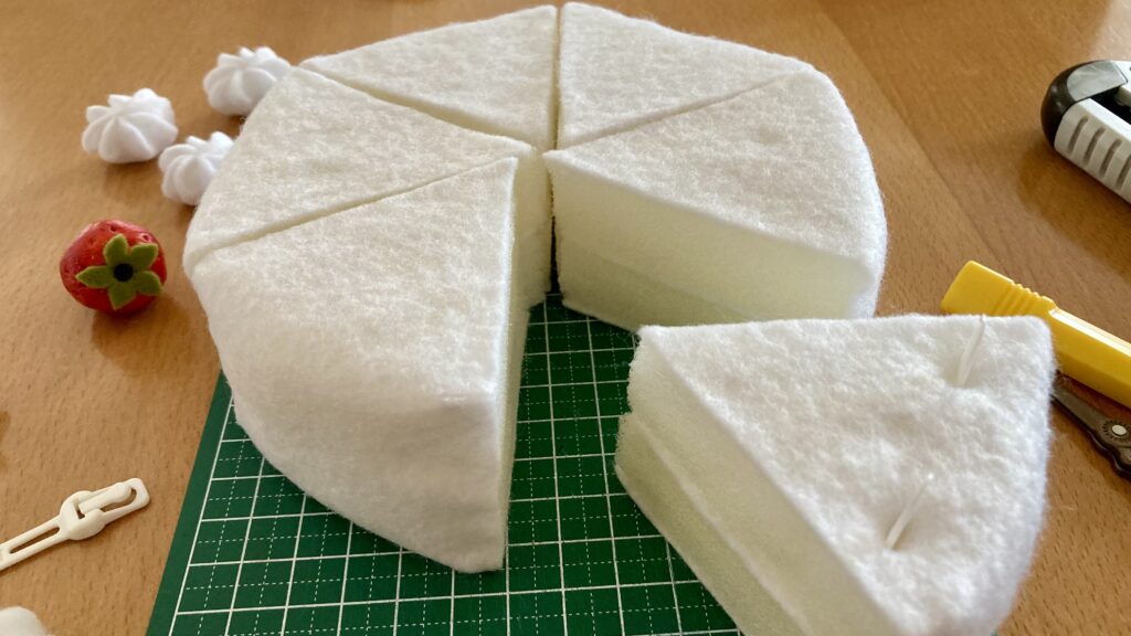 ままごとケーキ - ウレタンフォームにフェルトを貼ったところ