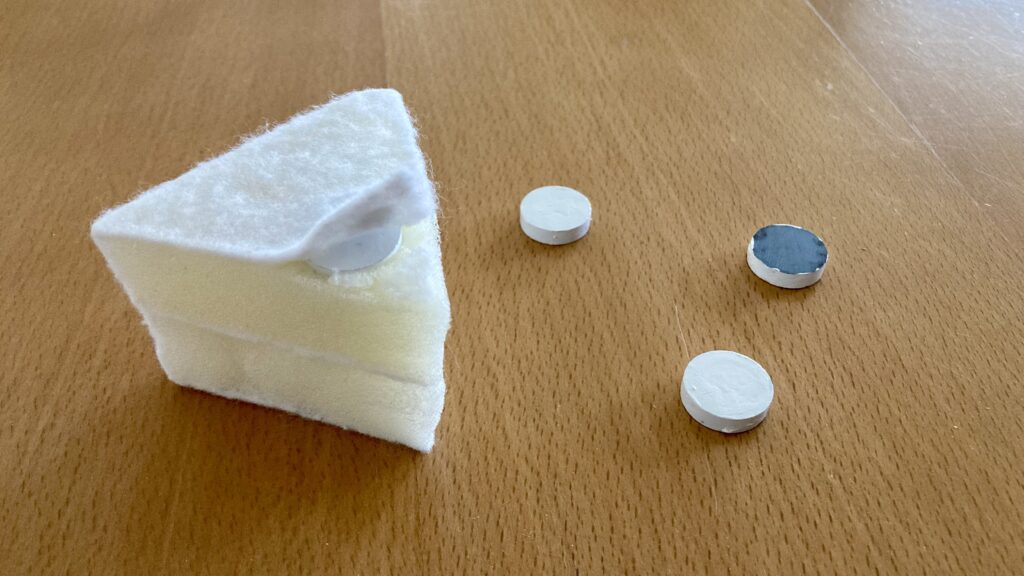ままごとケーキ - ケーキ底面に磁石を埋め込んだところ