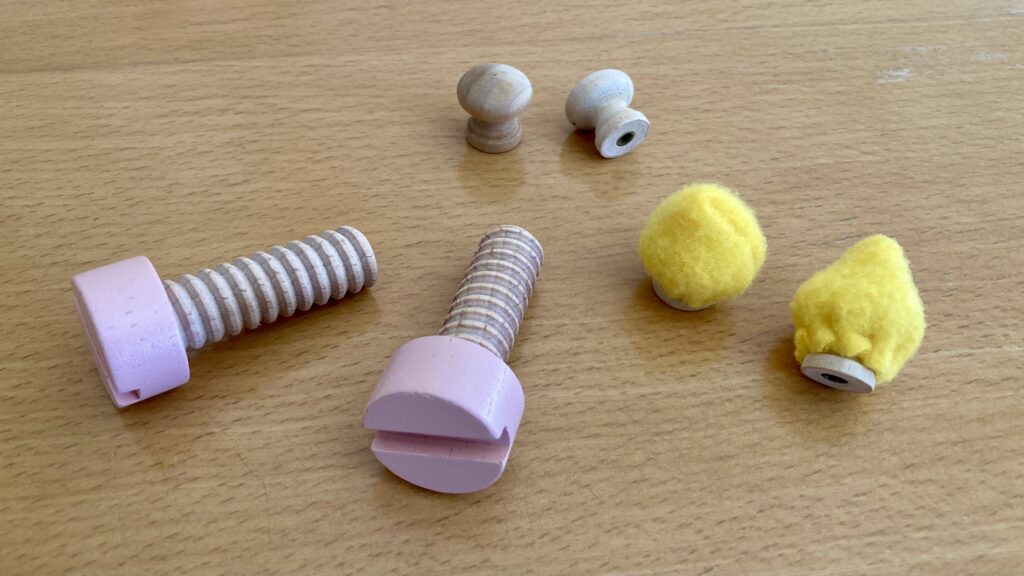 ままごとケーキ - ロウソクに見立てた木製ネジと、ボタンフックで作った火