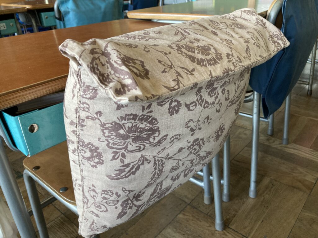 防災頭巾カバー - 45×45 cmクッションカバーのサイズ感